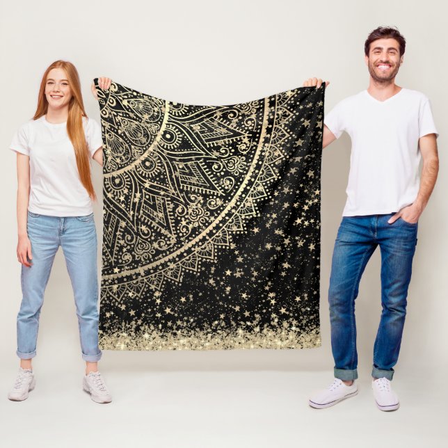 Couverture Polaire Mandala envoûtant avec des étoiles d'or sur Noir (En situation)