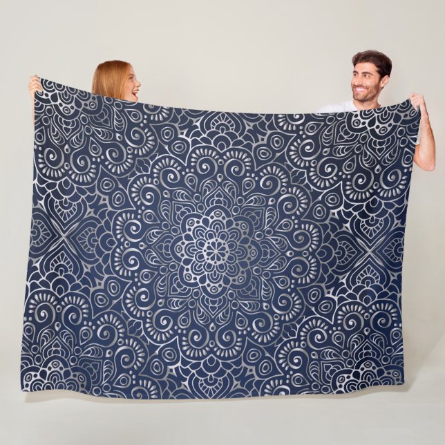 Couverture Polaire Mandala Floral Argent (En situation)