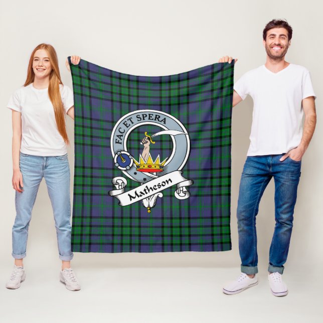 Couverture Polaire Matheson vert Clan Badge Tartan Plaid (En situation)