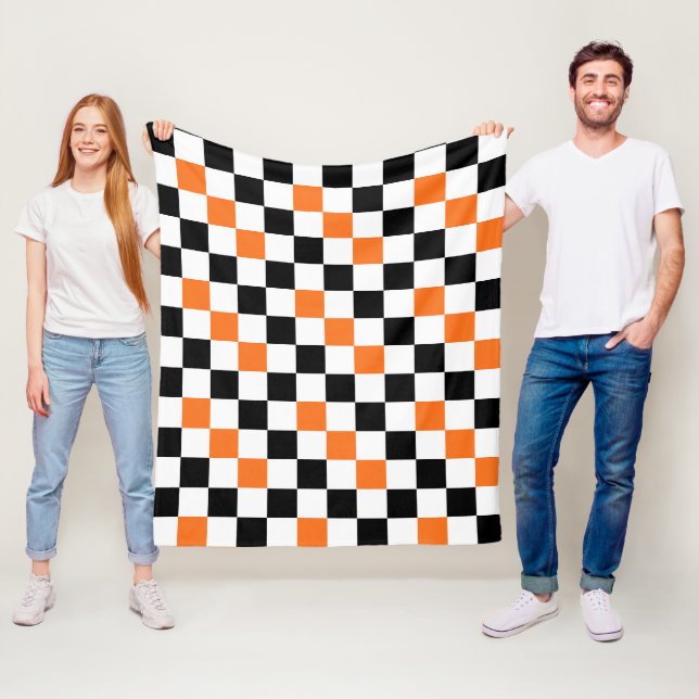 Couverture Polaire Modèle à carreaux orange noir et blanc  (En situation)