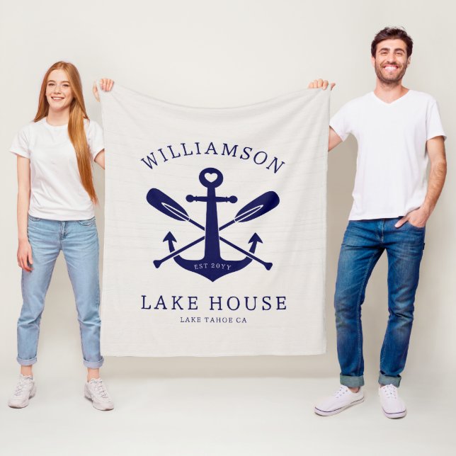 Couverture Polaire Modern Lake House Nom de famille Nautique | bleu m (En situation)