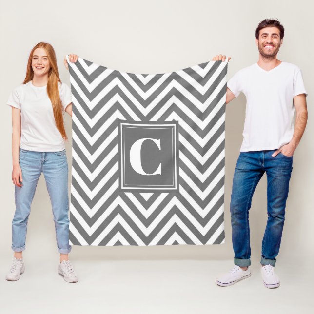 Couverture Polaire Monogram Grey Chevron Fleece Blanche (En situation)