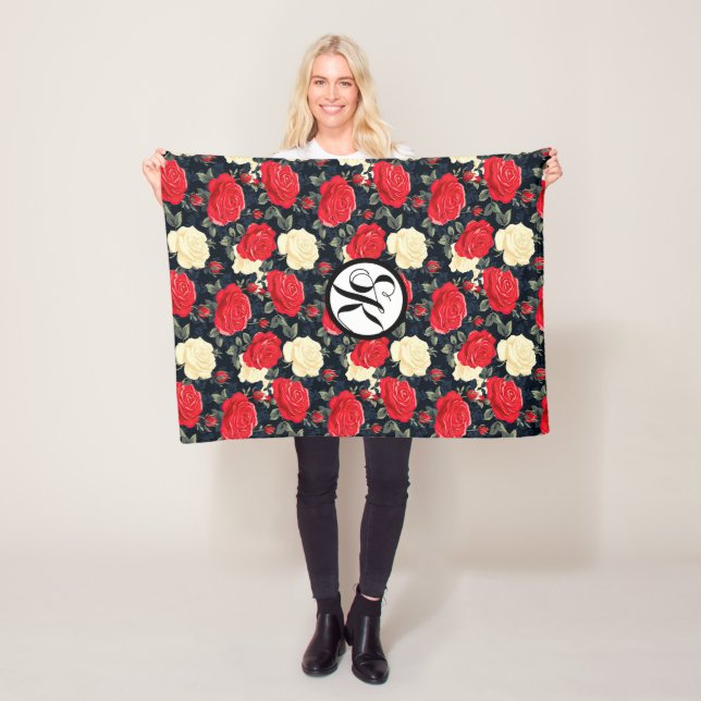 Couverture Polaire Monogramme à motif Rose rouge et crème (En situation)
