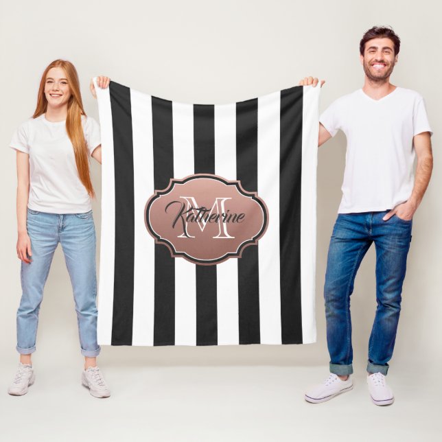 Couverture Polaire Monogramme noir et blanc (En situation)