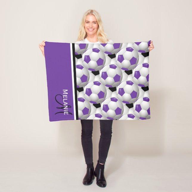 Couverture Polaire Monogramme violet noir Motif de balle de soccer (En situation)