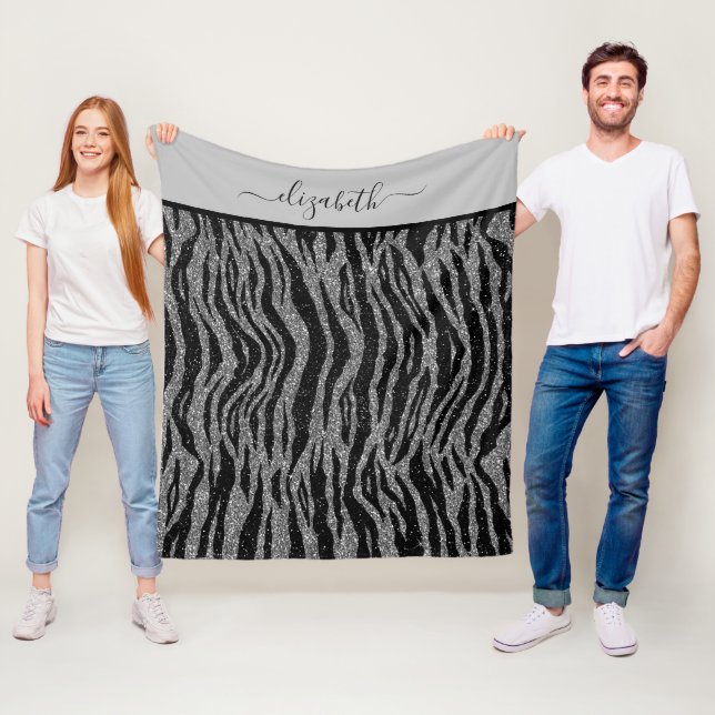 Couverture Polaire Monogramme Zebra Imprimer noir et gris argent (En situation)