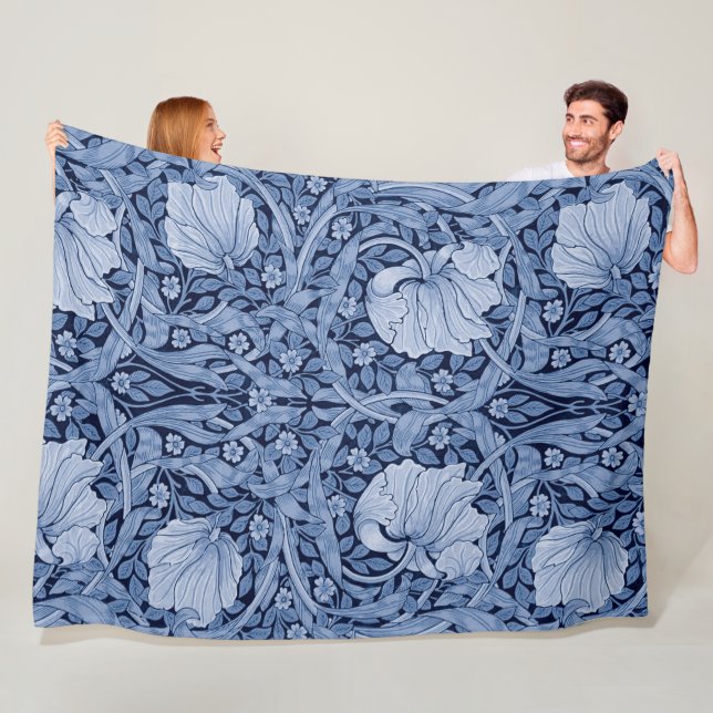 Couverture Polaire Monotone bleu Pimpernel, William Morris (En situation)