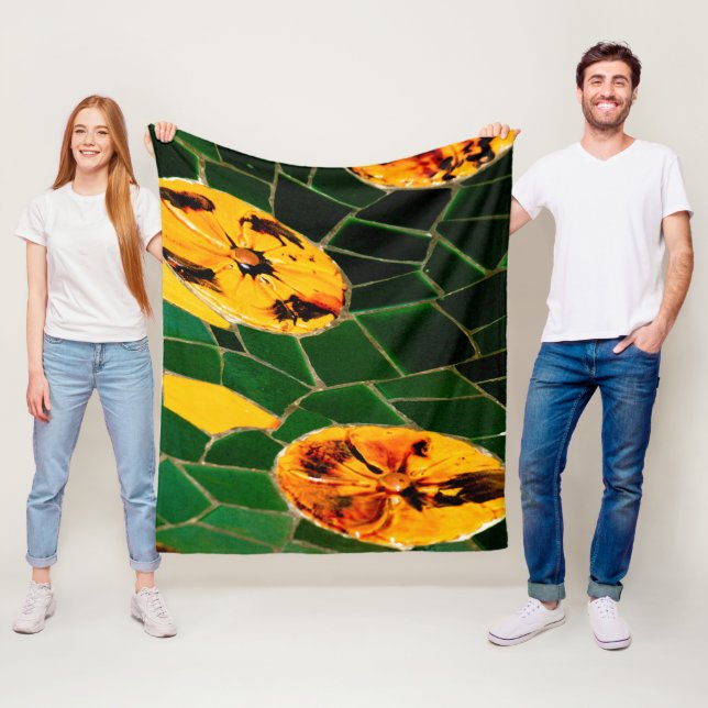 Couverture Polaire Mosaïque espagnole jaune et verte (En situation)