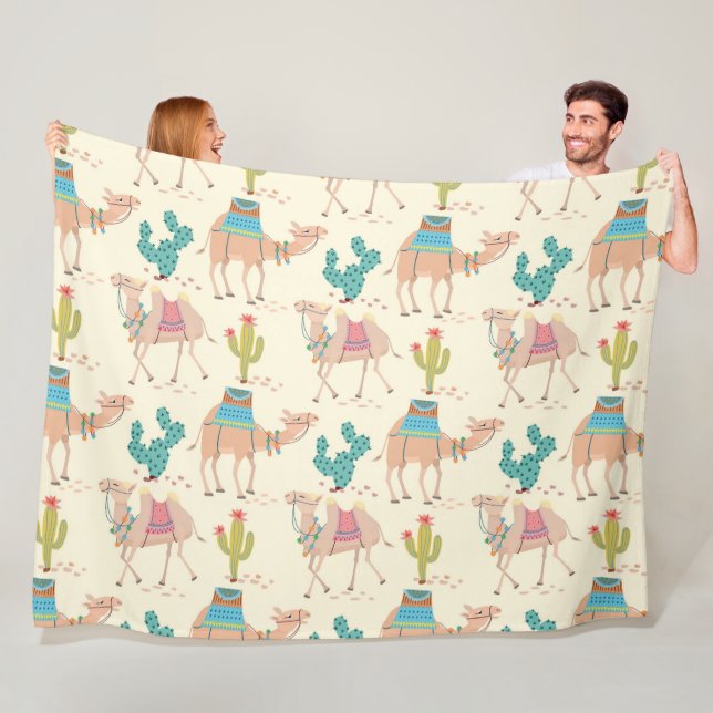 Couverture Polaire motif à chameaux, motif à cactus, empreinte désert (En situation)