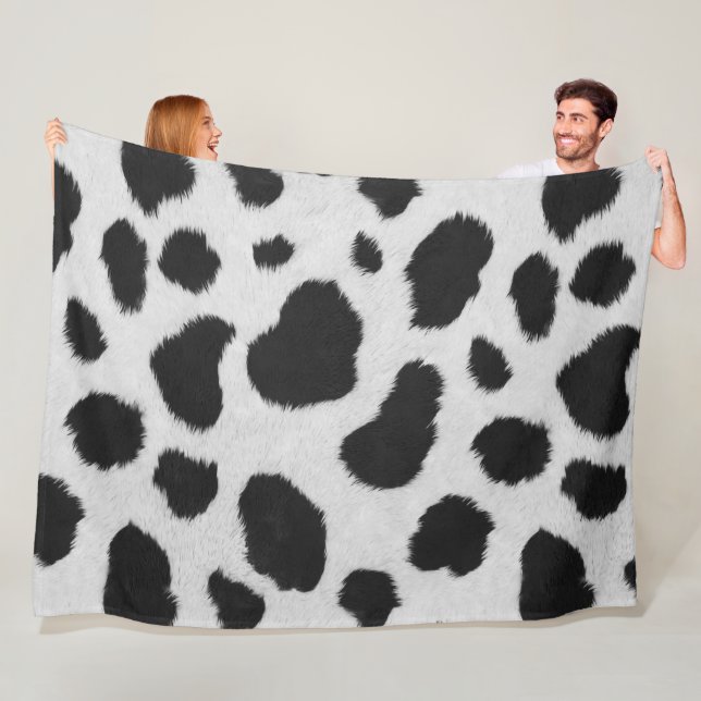 Couverture Polaire Motif à fausse fourrure de vache noire et blanche (En situation)
