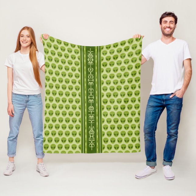 Couverture Polaire Motif Alien vert mignon avec votre nom dans Glyphe (En situation)