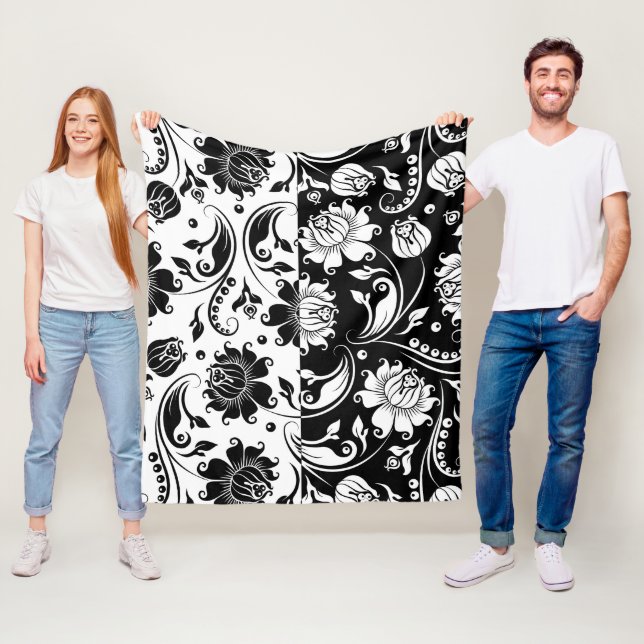 Couverture Polaire Motif damassé floral inverse noir et blanc (En situation)