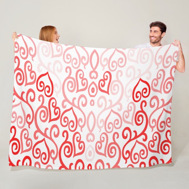 Couverture Polaire Motif de coeur rouge et rose (En situation)