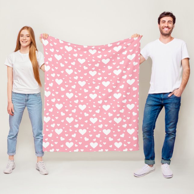 Couverture Polaire Motif De Formes Cardiaques Rose Et Blanc (En situation)