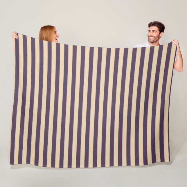 Couverture Polaire Motif de lignes violettes et roses rousses (En situation)