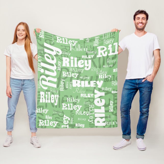 Couverture Polaire Motif de nom blanc Sage Green Personnalisé (En situation)