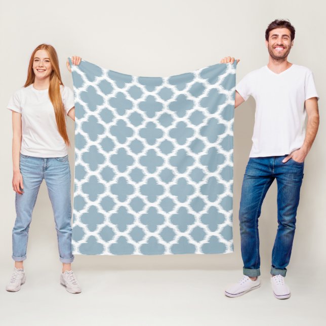 Couverture Polaire Motif de Quatrefoil gris ardoise bleu blanc Ikat (En situation)
