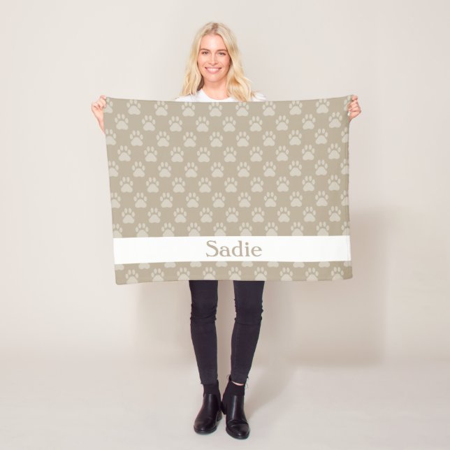 Couverture Polaire Motif Empreinte de patte Beige Avec Nom Personnali (En situation)