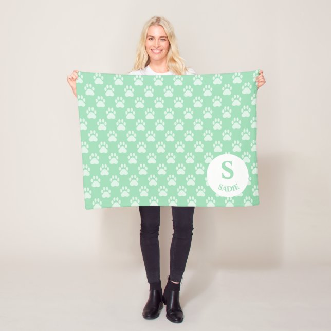Couverture Polaire Motif Empreintes de pattes vert Mint avec Monogram (En situation)