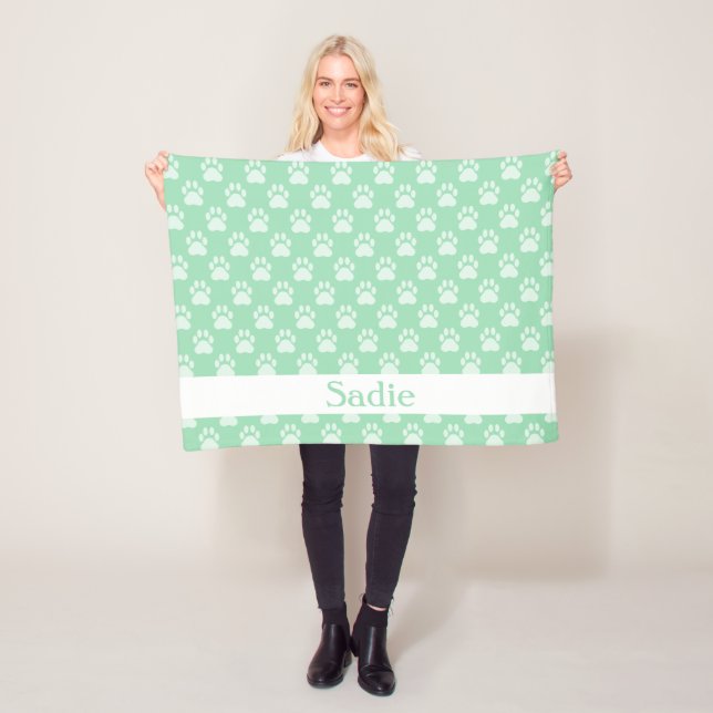 Couverture Polaire Motif Empreintes de pattes verts avec nom personna (En situation)