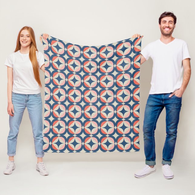 Couverture Polaire Motif géométrique bleu et de corail (En situation)