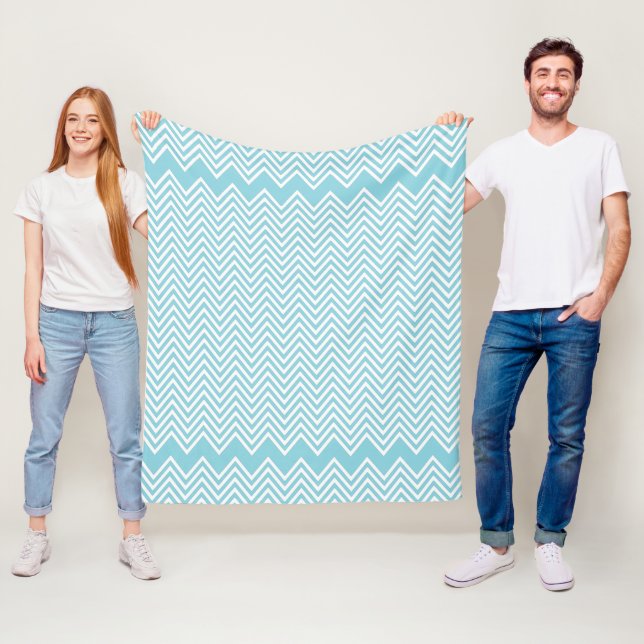 Couverture Polaire MOTIF MODERNE géométrique chevron doux bébé bleu (En situation)