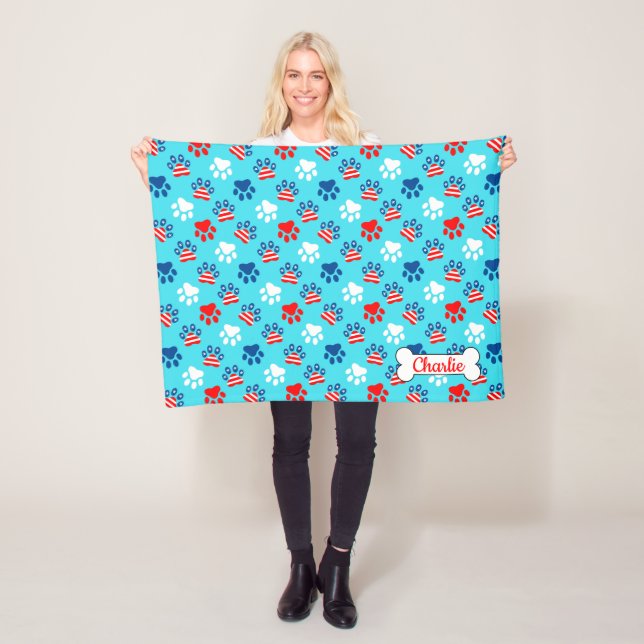 Couverture Polaire Motif Patriotique Rouge Blanc et Bleu Chien Paws (En situation)