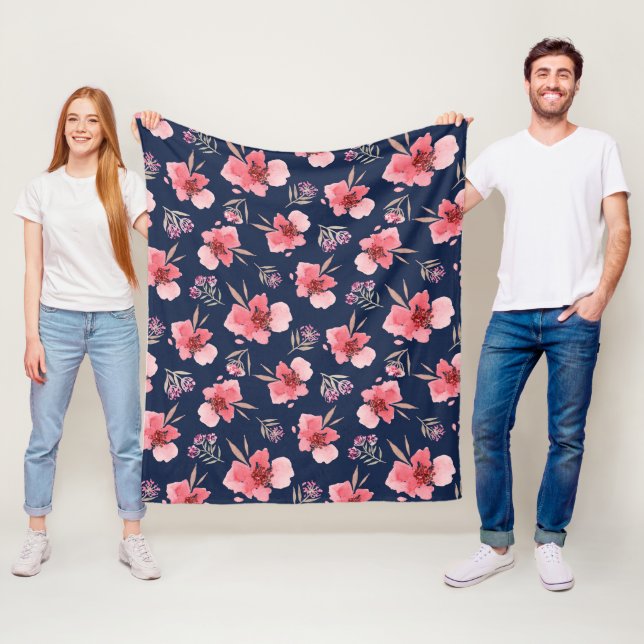 Couverture Polaire Motif rose foncé d'aquarelle (En situation)