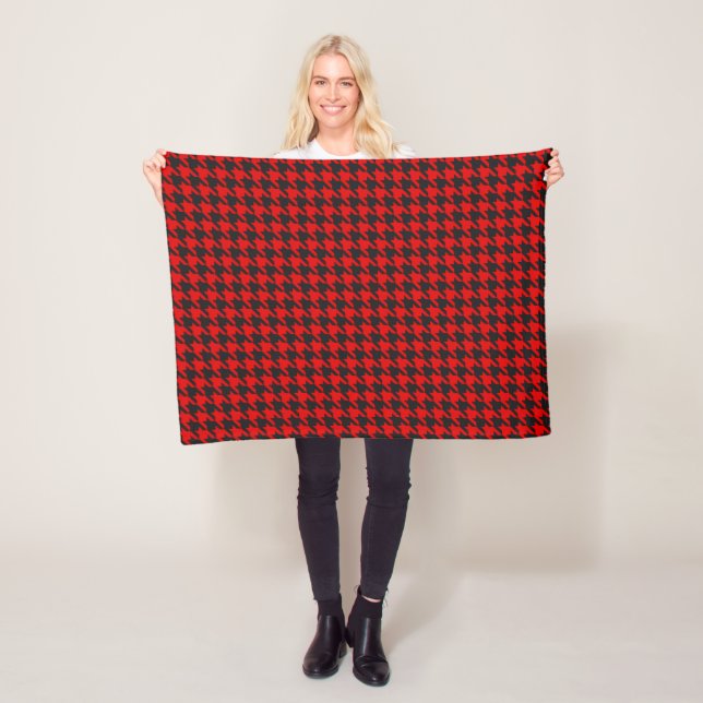 Couverture Polaire Motif rouge et noir de pied-de-poule (En situation)