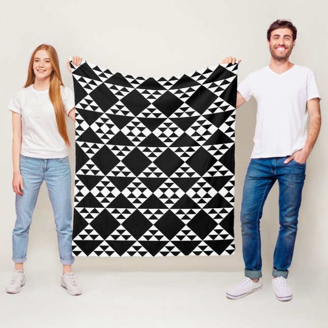 Couverture Polaire Motif triangle géométrique noir et blanc (En situation)