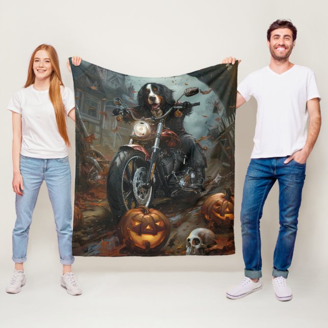 Couverture Polaire Moto bernois d'équitation Halloween effrayant (En situation)