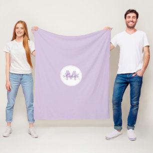 Couverture Polaire Nom Classique Lilas et Médaillon Monogrammé