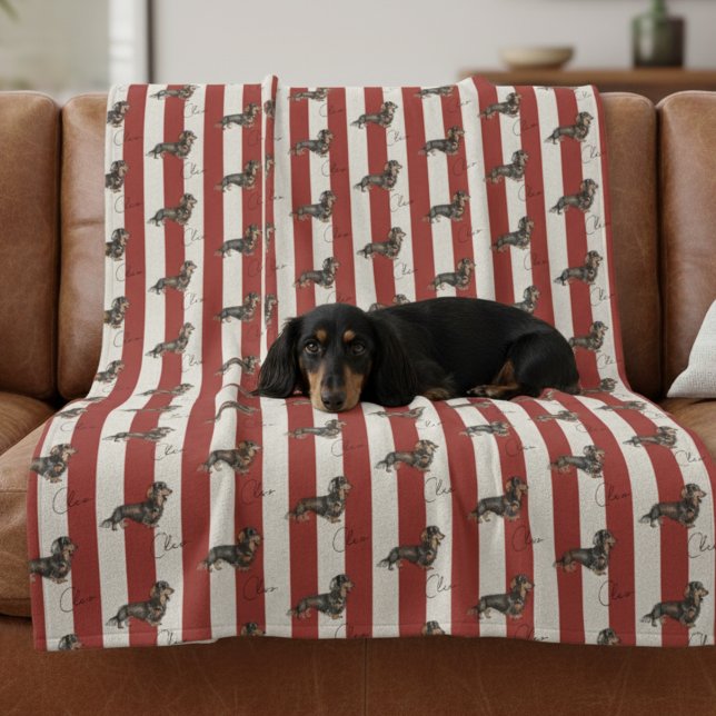 Couverture Polaire Nom de l'animal de compagnie personnalisé Red Stri (Get cozy with this "Custom Red Stripe Dachshund Pet Name Fleece Blanket"!)