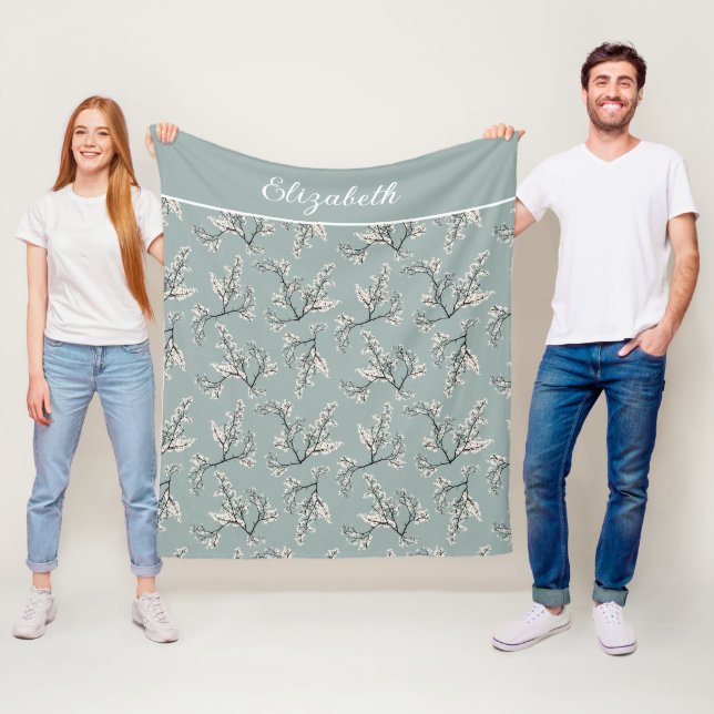 Couverture Polaire Nom du monogramme Dusty Blue White Floral Botaniqu (En situation)