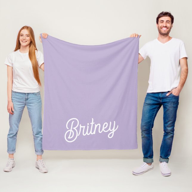 Couverture Polaire Nom du monogramme violet de lavande chic personnal (En situation)