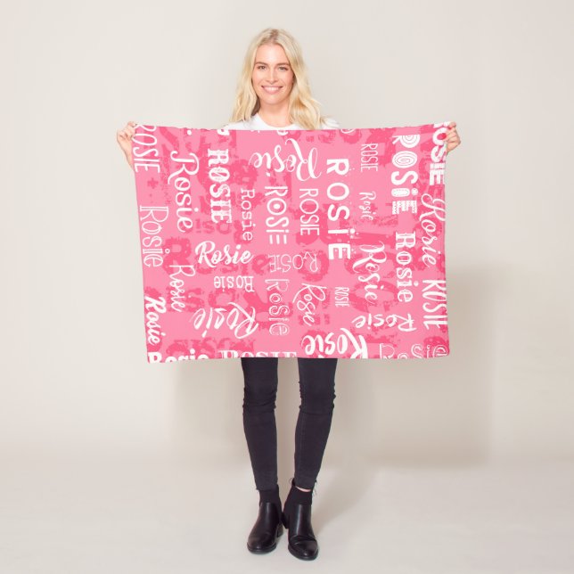 Couverture Polaire Nom personnalisé pour le rose de Rosie (En situation)