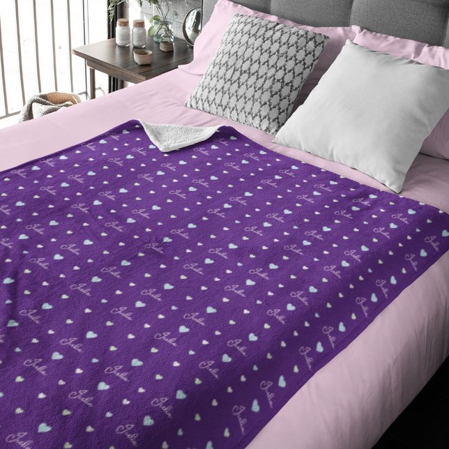 Couverture Polaire Nom personnalisé répété avec les coeurs violet pro (Créateur téléchargé)