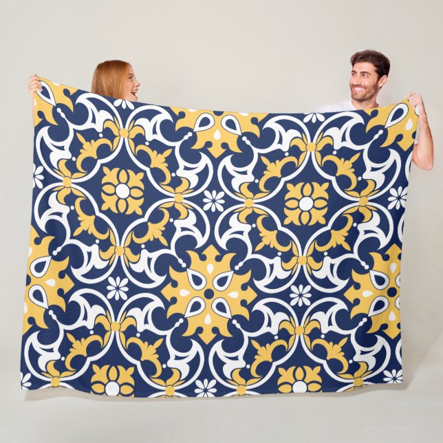 Couverture Polaire OEuvre arabesque marocaine en or bleu complexe (En situation)