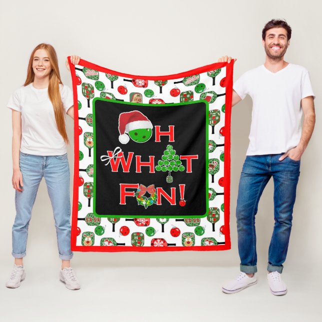 Couverture Polaire Oh What Fun Christmas Pickleball Rouge et blanc (En situation)