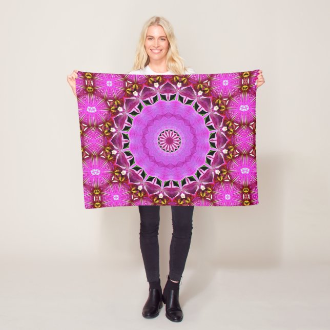 Couverture Polaire Orchidée violette Mandala No. 4 Blanche en polaire (En situation)