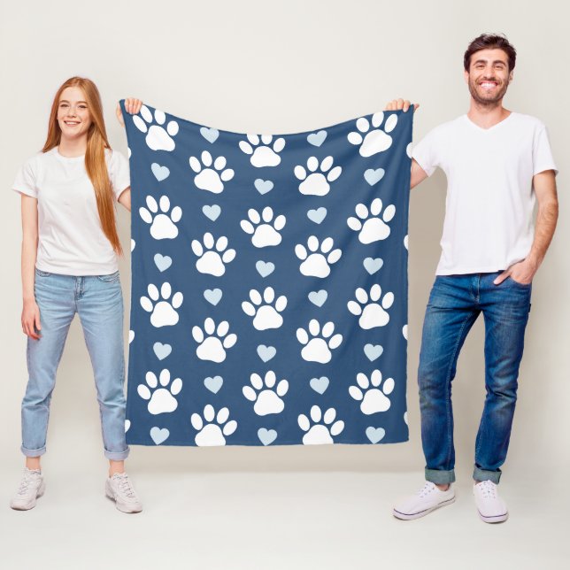 Couverture Polaire Pattern of paws, Dog paws, White paws, Blue Hearts (En situation)