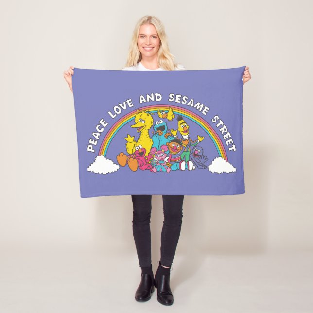 Couverture Polaire Peace, Love and Sesame Street (En situation)
