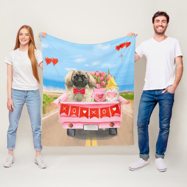 Couverture Polaire Pekingese Chien Valentine's Day Truck Throw (En situation)