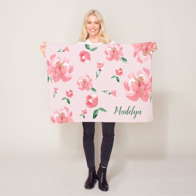 Couverture Polaire Peonies d'aquarelle rose Vert Script Nom personnal (En situation)
