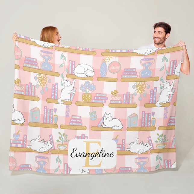 Couverture Polaire Personalized Bookish Cat Gift Pink Pastel Name (En situation)