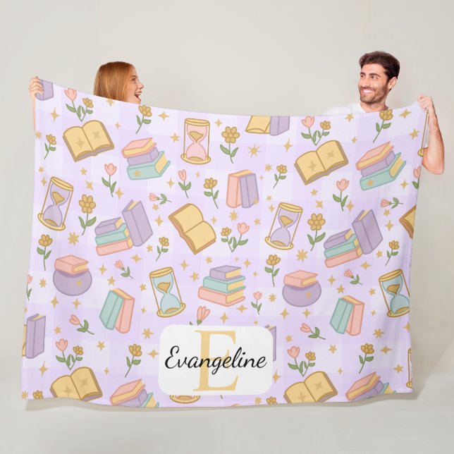 Couverture Polaire Personalized Bookish Magic Purple Girl Pastel (En situation)