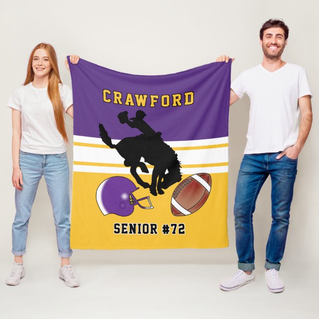 Couverture Polaire 🏈 personnalisé violet, blanc et or avec logo 2 (En situation)