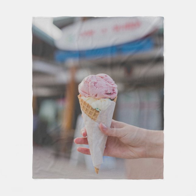 Couverture Polaire Personne tenant de la crème glacée à la fraise (Devant)
