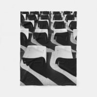 Photographie en niveaux de gris de chaises sans pe