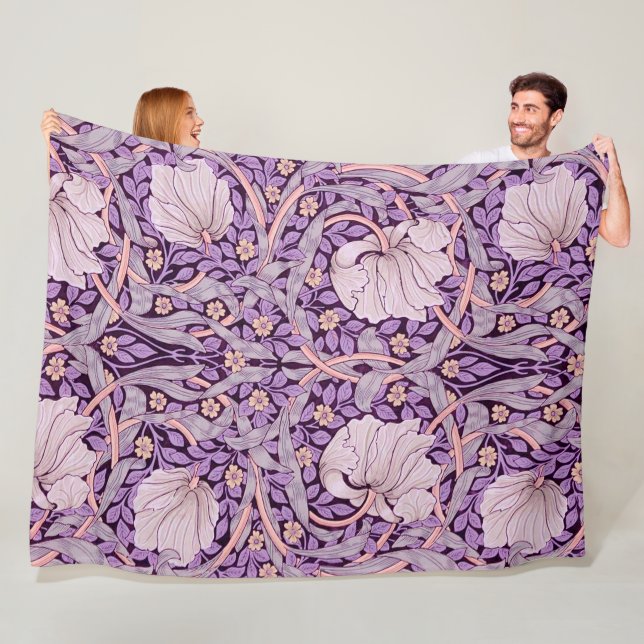 Couverture Polaire Pimpernel Purple, William Morris (En situation)